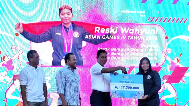 
					Asmawa Tosepu Berikan Bonus Kepada 270 Atlet Kabupaten Bogor Berprestasi