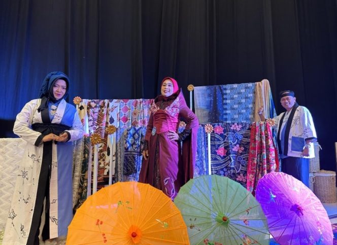 
					Batik Karya Dekranasda Kabupaten Bogor Dipamerkan Pada Pekan Kerajinan Jabar 2024