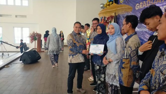 
					Siswa Kelas XII SMKN 1 Kemang Lulus 100 Persen, 7 Langsung Kerja di Luar Negeri