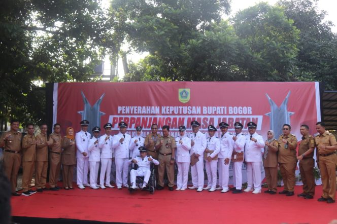 
					Pj Bupati Bogor Asmawa Tosepu Berikan SK Perpanjangan 13 Kades, Ini Pesannya