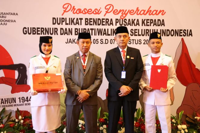 
					Pj Bupati Bogor Asmawa Tosepu Terima Duplikat Bendera Pusaka Dari BPIP