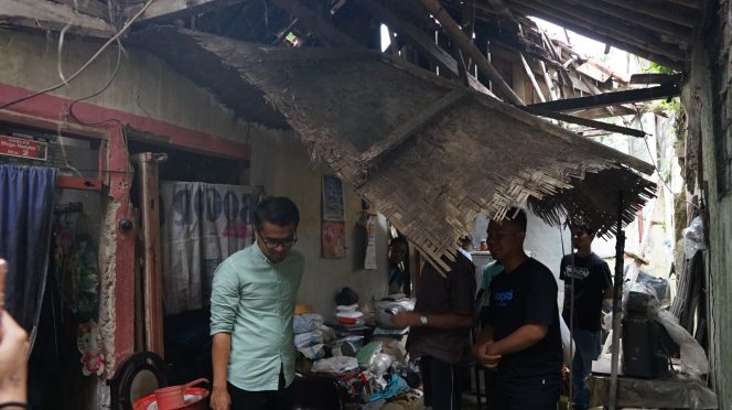 
					Calon Wakil Walikota  Bogor, Eka Maulana mengaku miris saat melihat rumah yang ditempati oleh lansia nyaris ambrol di daerah Rancamaya, Bogor Selatan, Kota Bogor. ist