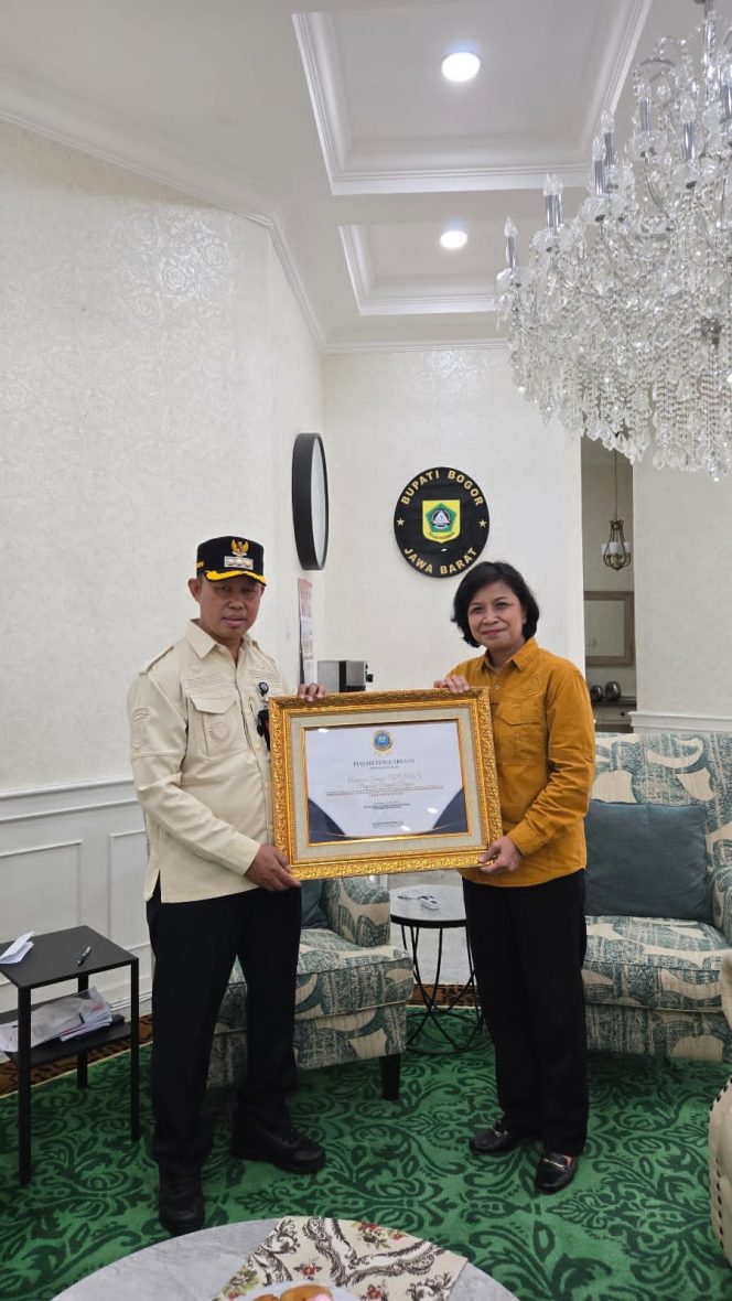 
					Pj Bupati Bogor Asmawa Tosepu Dianugerahi Penghargaan P4GN oleh BNN Jabar