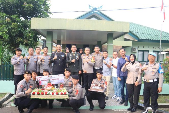 
					Istimewa! Kapolres Bogor Kasih Kejutan untuk Dandim 0621 di Momen HUT TNI Ke-79