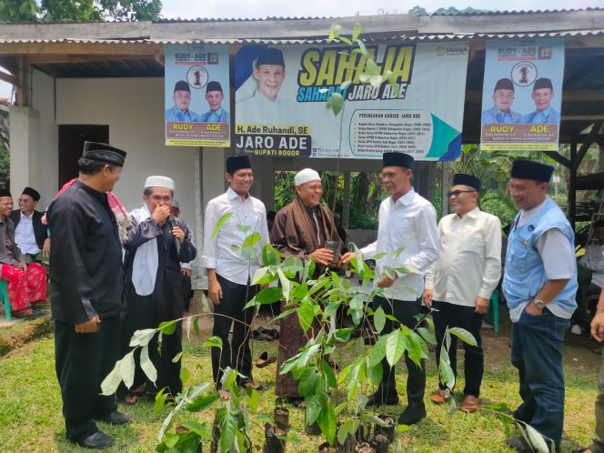
					Cawabup Bogor Jaro Ade Berikan Bibit Pohon Kemenyan kepada Poktan di Desa Gunung Menyan