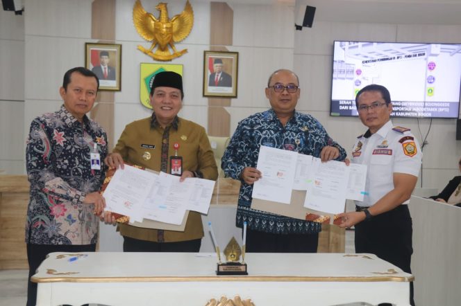 
					Plt. Kepala BPTJ, Suharto saat menyerahkan sk pengelolaan Skybridge Gojonggede ke Pemkab Bogor. ist
