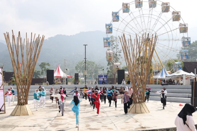 
					TP-PKK Kabupaten Bogor Bersama Pemkab Gelar Senam Bersama di Rest Area Puncak