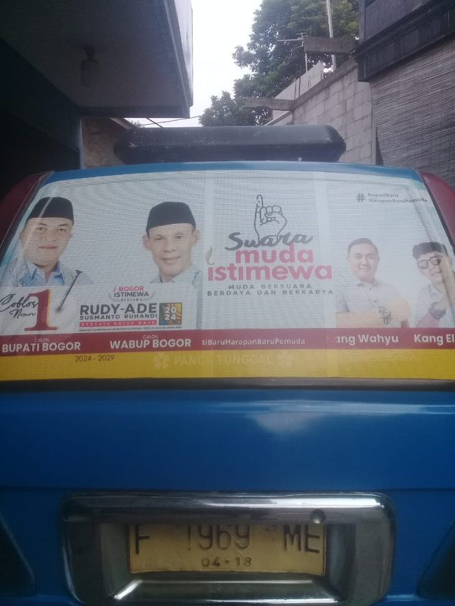 
					Stiker Paslon Bupati dan Wakil Bupati Bogor, Rudy Susmanto-Jaro Ade dipasang di Ratusan Mobil Angkot oleh Suara Muda Istimewa Bogor Timur. ist
