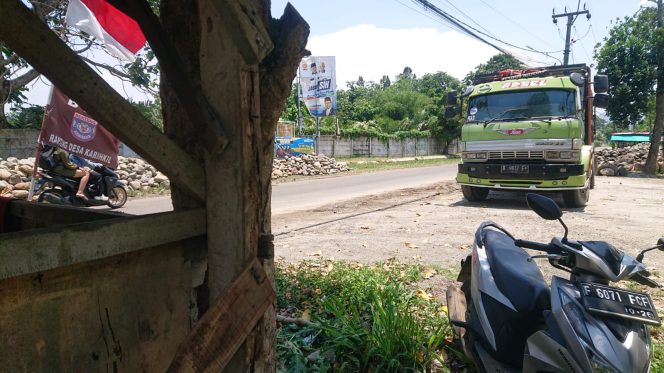 
					Warga Cibeuteng Udik dan Karihkil keluhkan aktivitas truk tambang. ist