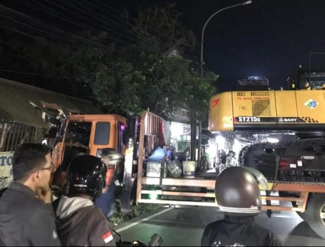 
					Tabrak Warung Soto di Cibungbulang, Truk Pengangkut Beko Ini Diduga Alami Rem Blong