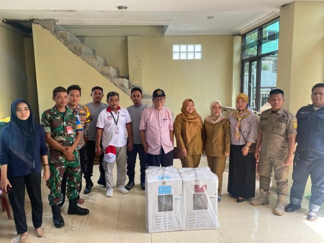 
					Kades Semplak Barat Kawal Penyaluran Logistik Pilkada 2024 ke TPS