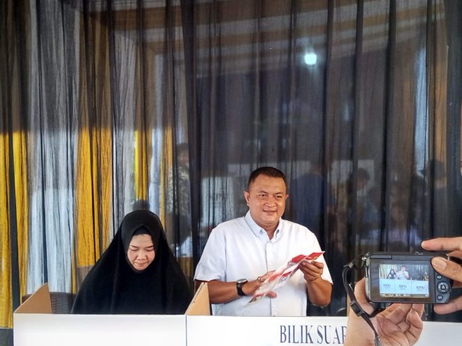 
					Cabup Bogor Rudy Susmanto Bareng Istri Nyoblos di TPS 03 Puri Nirwana Estate
