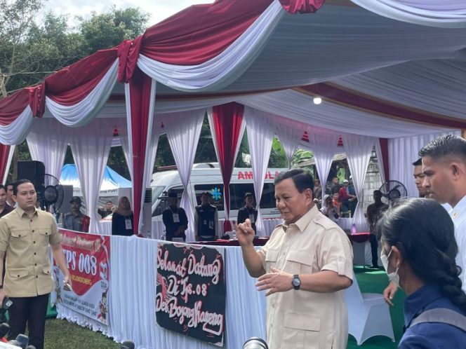 
					Pose Jari Kelingking Prabowo Usai Nyoblos di TPS O8 Bojong Koneng Bikin Salah Fokus