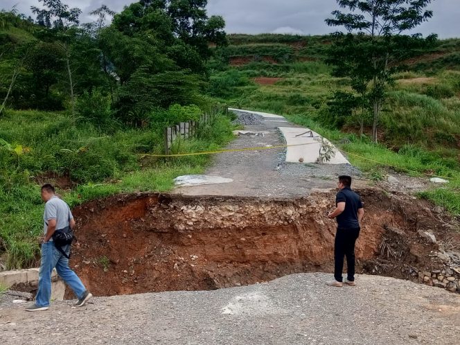 
					Akses Penghubung ke Puncak 2 di Babakan Madang Tergerus Longsor, Warga Kebingungan