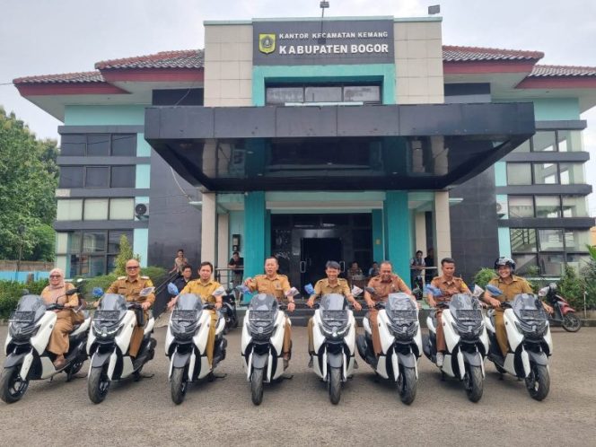 
					Tingkatkan Mobilisasi Kinerja, Kades Se-Kecamatan Kemang Dapat Sepeda Motor