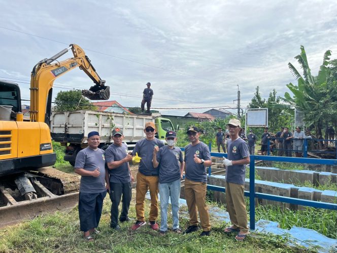 
					Tata dan Jaga Lingkungan, DLH dan Kelurahan Harapanjaya Bebersih Sungai dan Biopori di Sungai Cikaret 