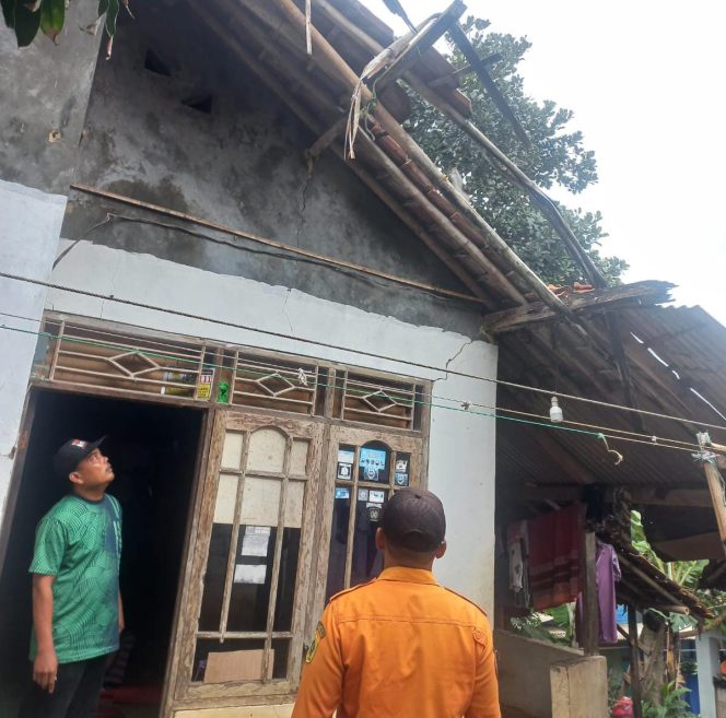 
					Diterjang Angin Kencang, 2 Rumah di Kecamatan Citeureup Rusak