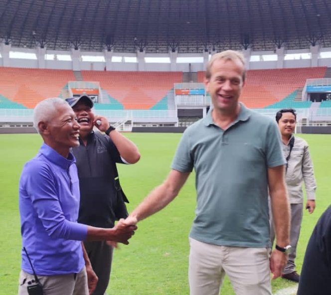 
					Dikunjungi Delegasi FIFA dan PSSI, Uwak Yadi Jelaskan Secara Detail Kondisi Stadion Pakansari