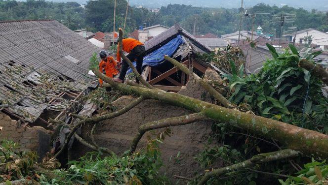 
					3 Rumah di Cigombong Rusak Tertimpah Pohon Durian