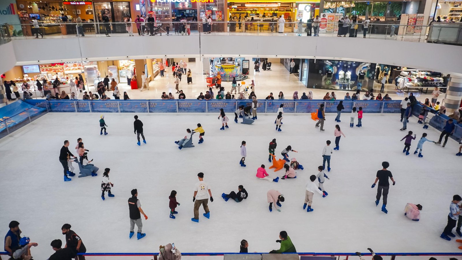 Cuma Sampai 5 Januari 2025, CCM Hadirkan Wahana Ice Skating Saat Libur Nataru