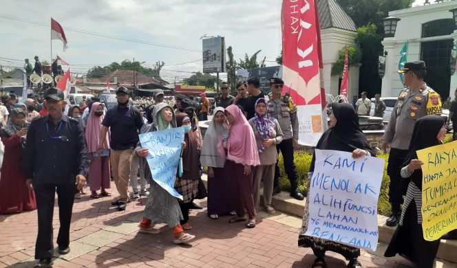 
					Ratusan Warga Desa Iwul Parung Geruduk Perumahan Kahuripan, Ini Tuntutanya