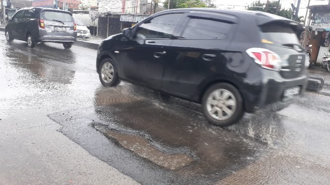 
					Bikin Bahaya, Jalan Raya Kemang-Parung Dipenuhi Lubang Menganga