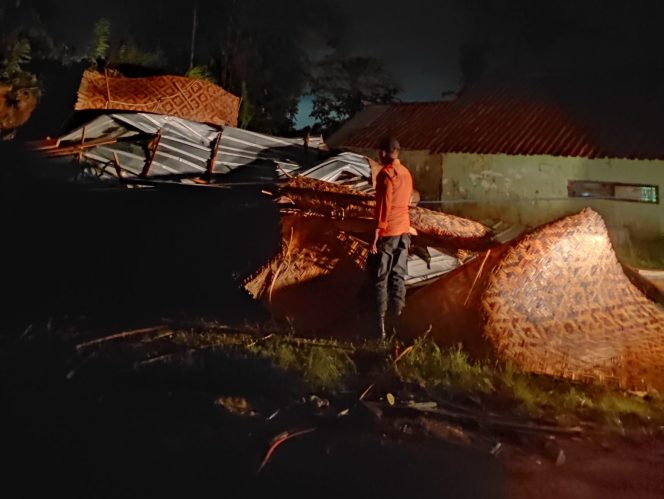 
					Warung Makan Coffe Time di Babakan Madang Porak-poranda Diterjang Angin Kencang