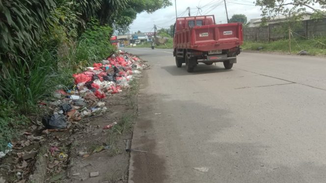 
					Warga Keluhkan Sampah di Jalan Parung-Serpong Dibiarkan Menumpuk