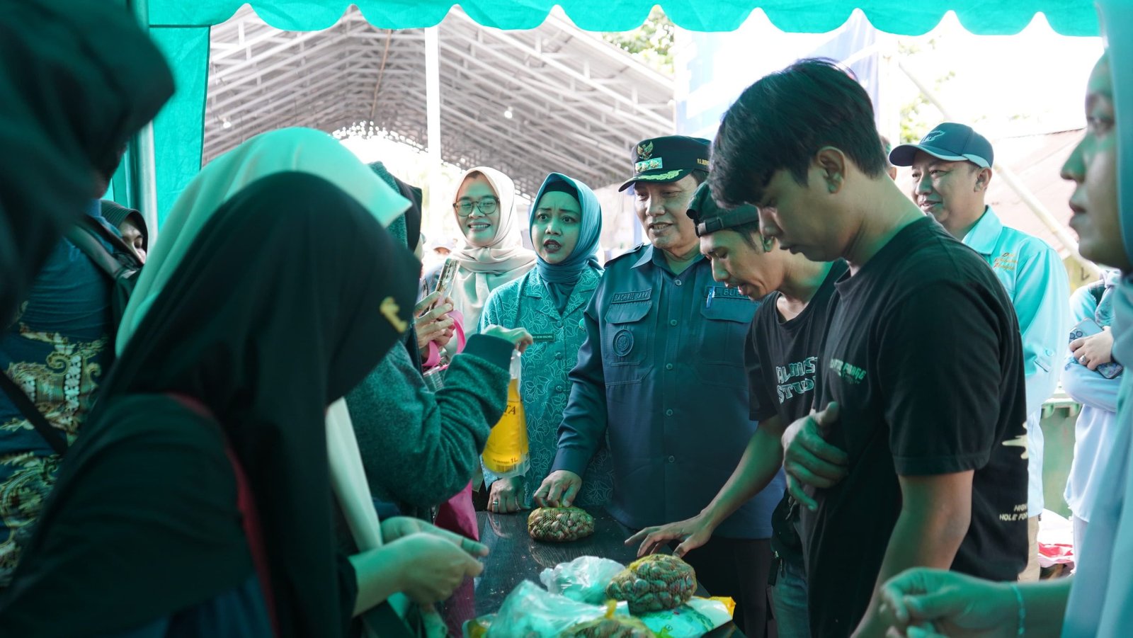 Ke Leuwiliang, Pj Bupati Bogor Gelar Pangan Murah hingga Resmikan Rumah Ceting