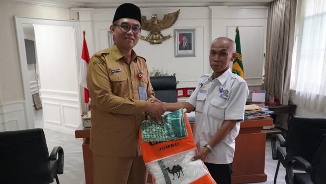 
					Istimewa! Ahmad Samsudin Guru SLB Mekarsari 1 Cibinong Dapat Hadiah Umroh dari Pemkab Bogor