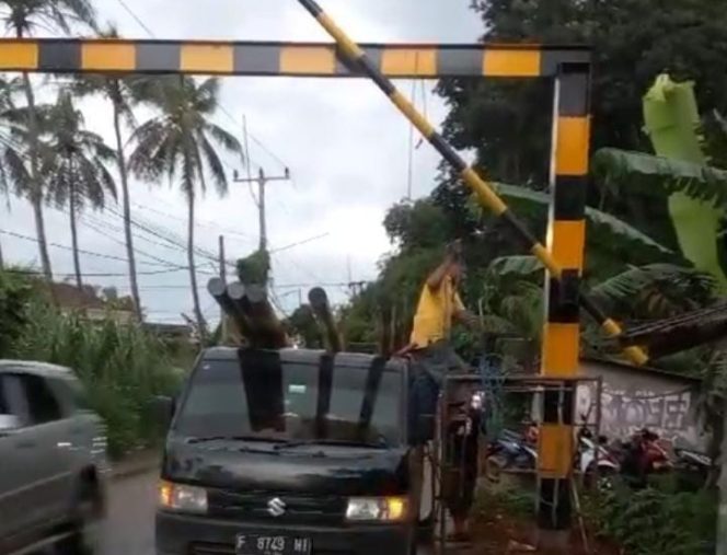 
					Cegah Truk Tambang Melebihi Tonase Melintas, Dishub Kabupaten Bogor pasang Portal di Ruas Jalan Kedokan Ciseeng