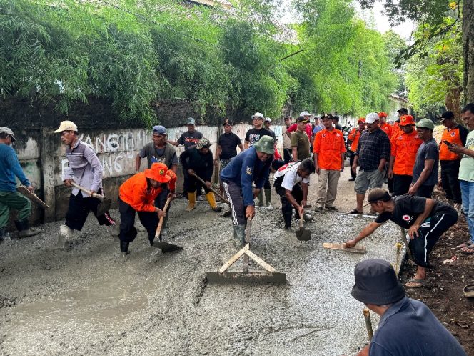 
					Pakai Dana Swadaya, Pemdes Tegal Bareng Warga Bangun Jalan Penghubung