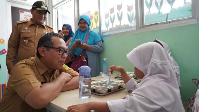 
					Pemkab Bogor Kembali Lanjutkan Program Makan Bergizi Gratis, Kali Ini di SDN Pajeleran 01 Cibinong