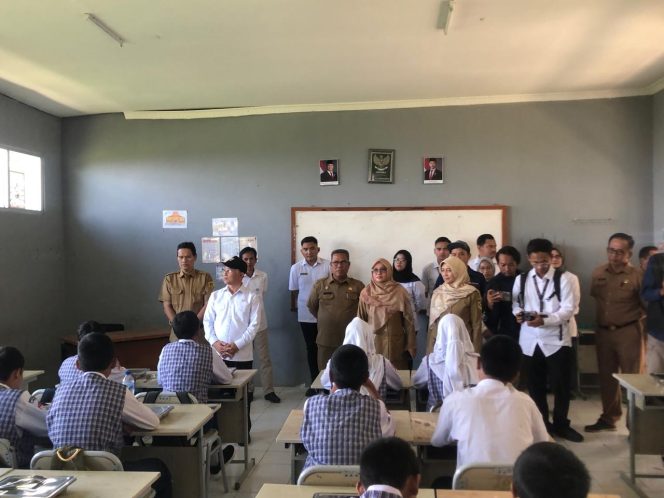 
					Lewat Program MBG, Wamendikdasmen Klaim Tidak Akan ada Lagi Siswa yang Pingsan