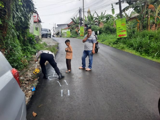 
					Pengendara Motor Alami Kecelakaan Usai Tersangkut Kabel Internet di Cirimekar Cibinong