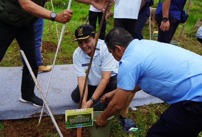
					Pemkab Bogor Bersama KLH Lakukan Penanaman Pohon di Kawasan Agrowisata Gunung Mas