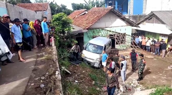 
					Mobil Terjun Timpa Rumah Warga di Cibungbulang, 1 Orang Tewas