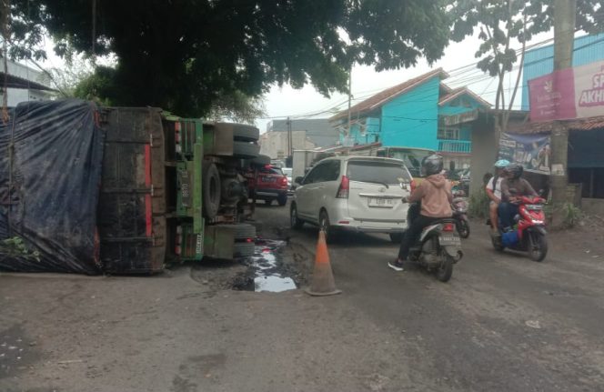 
					Truk Bermuatan Biji Plastik Terguling di Jalan Raya Gunung Sindur Gegara Jalan Rusak