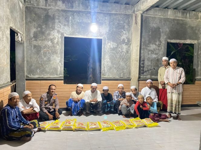 
					Peduli, Polsek Cigudeg Salurkan Bantuan Beras dari Kapolres Bogor kepada Masyarakat