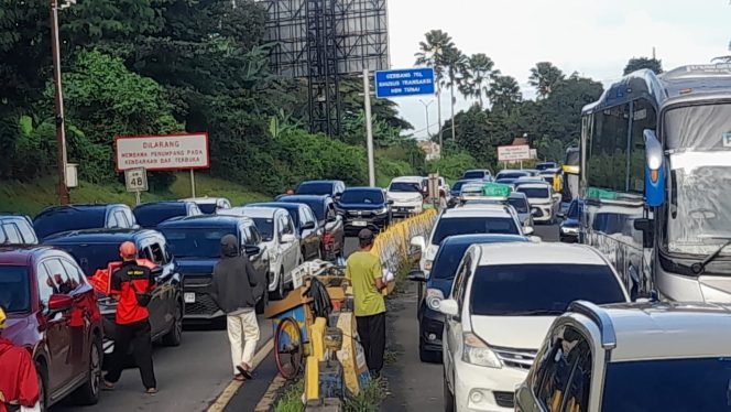 
					7 Ribu Kendaraan Padati Puncak Bogor pada Momen Hari Pertama Libur Panjang