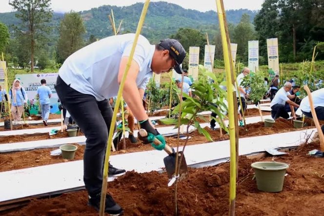 
					Ketua DPRD Sastra Winara Dukung Langkah Kemen LH Tanam Pohon di Kawasan Gunung Mas