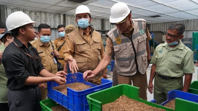 
					Sekda Kabupaten Bogor Tinjau Langsung Pembangunan Jalan Cikopo dan Pengolahan Sampah di Taman Safari