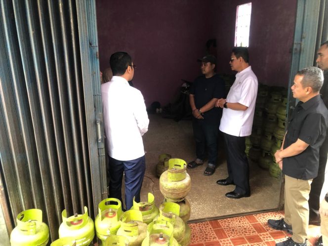 
					Usai di Kritik, Wamen ESDM Tinjau Pangkalan Gas Elpiji 3 Kg di Bojong Koneng
