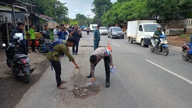 
					Gagal Nyalip, Pemotor Tewas Terlindas Truk di Jalan Raya Narogong Cileungsi