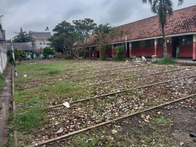 
					Siswa SDN 3 Cikuda Gunung Putri Tidak Pernah Upacara Selama 1 Tahun Gegara Halaman Sekolah Tidak Layak