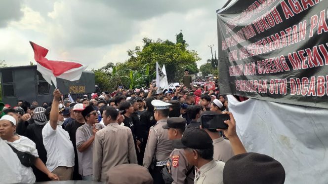 
					Ribuan Warga Geruduk Penginapan OTW di Parung, Izin Kos-Kosan Malah jadi Tempat Mesum