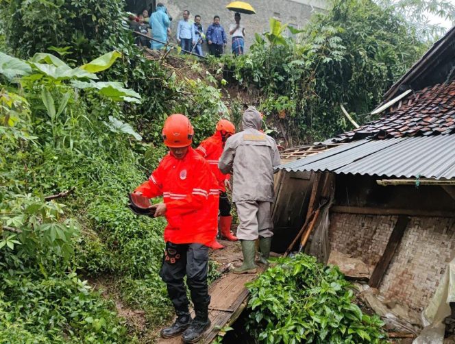 
					Tergerus Longsor, 3 Orang Tertimpa Puing Bangunan Rumah di Ciawi
