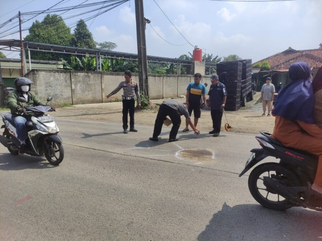 
					Terjatuh saat Injak Jalan Tidak Rata, Pemotor Asal Kota Bogor Tewas di Jalan Raya Parung