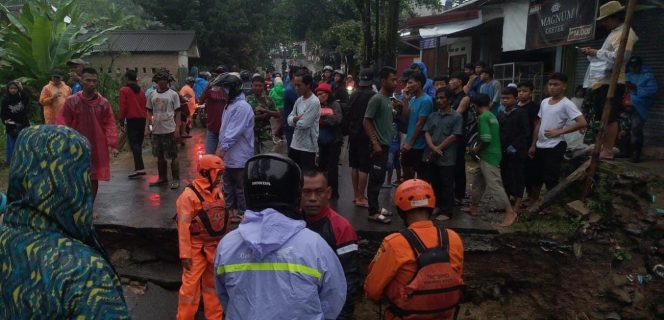 
					Diterjang Hujan Deras, Jembatan Penghubung Citeureup-Sukamakmur Ambruk