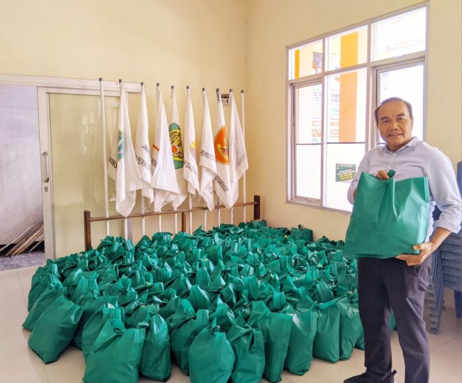 
					Pemdes Kemang Serahkan Ratusan Paket Sembako dari Sumbangan Warga untuk Korban Banjir Sukabumi